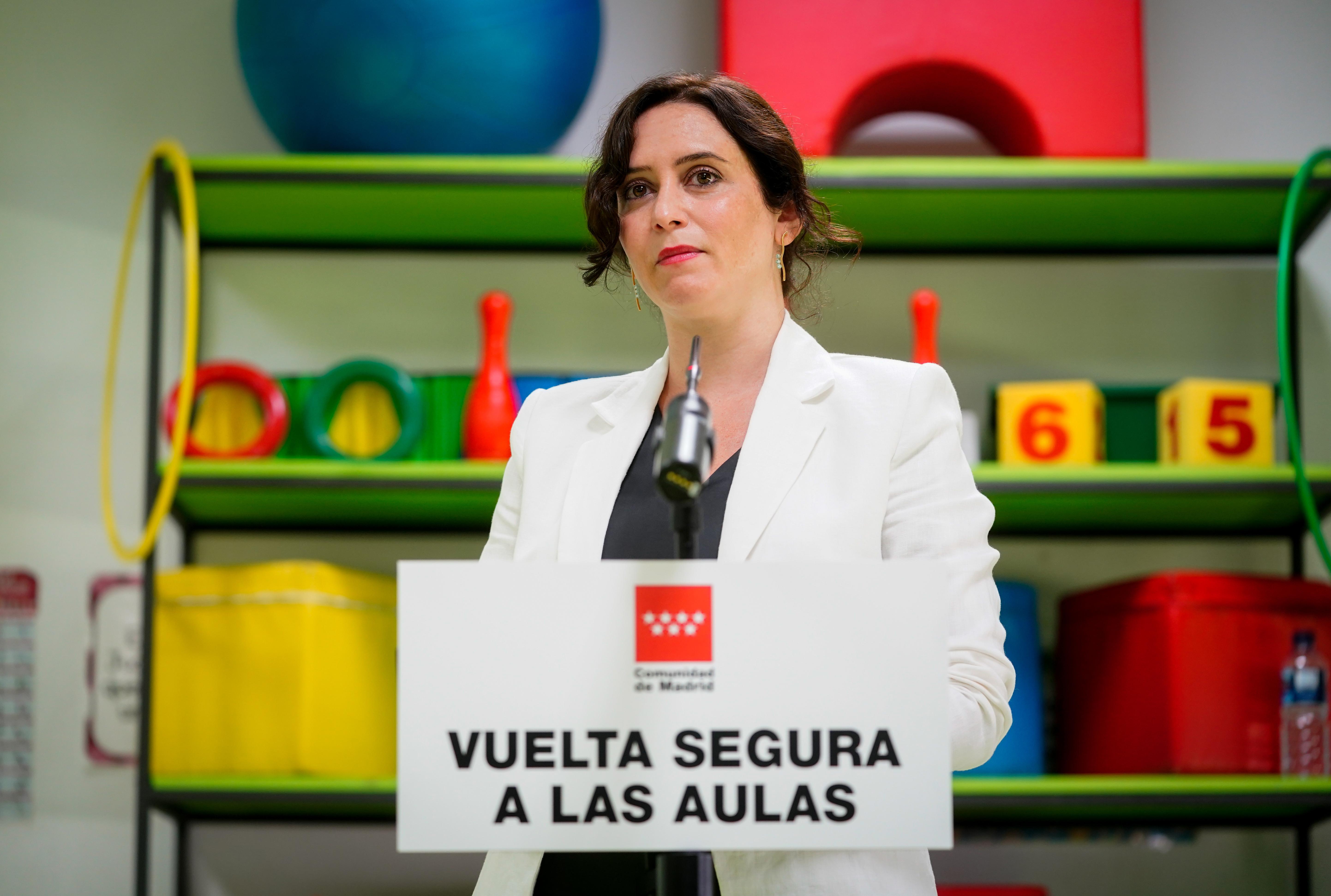 La presidenta de la Comunidad de Madrid, Isabel Díaz Ayuso (c), acompañada por el consejero de Educación y Juventud, Enrique Ossorio (2i) / EP