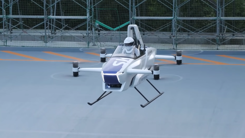 Mezcla de drone, helicóptero, moto de agua o coche... pero vuela.