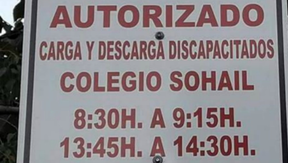 Un Ayuntamiento del PP coloca en un colegio una señal  autorizando la "carga y descarga de discapacitados”