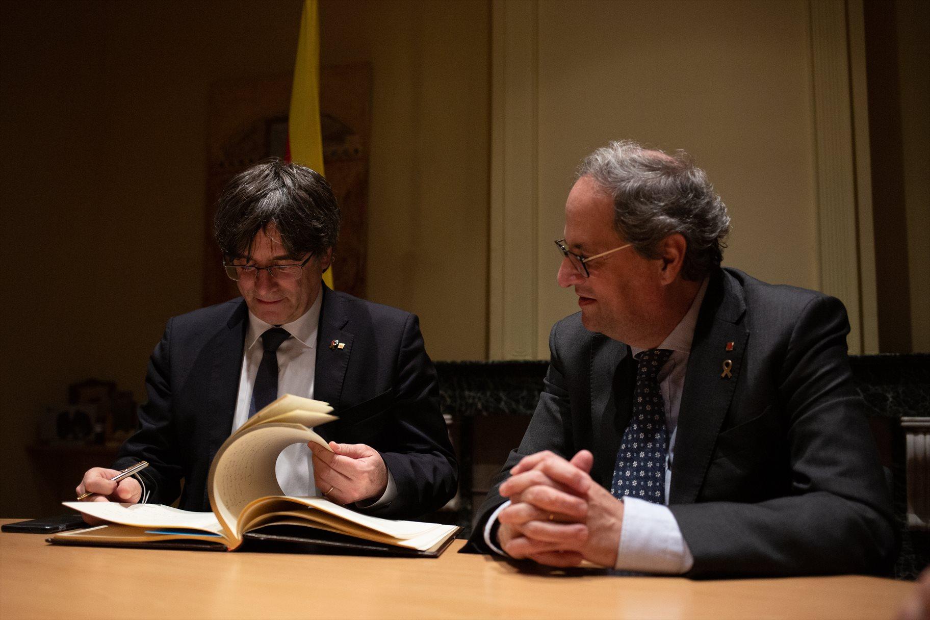 Carles Puigdemont (izquierda) y Quim Torra en la Casa de la Generalitat en Perpiñán. Fuente: EP.