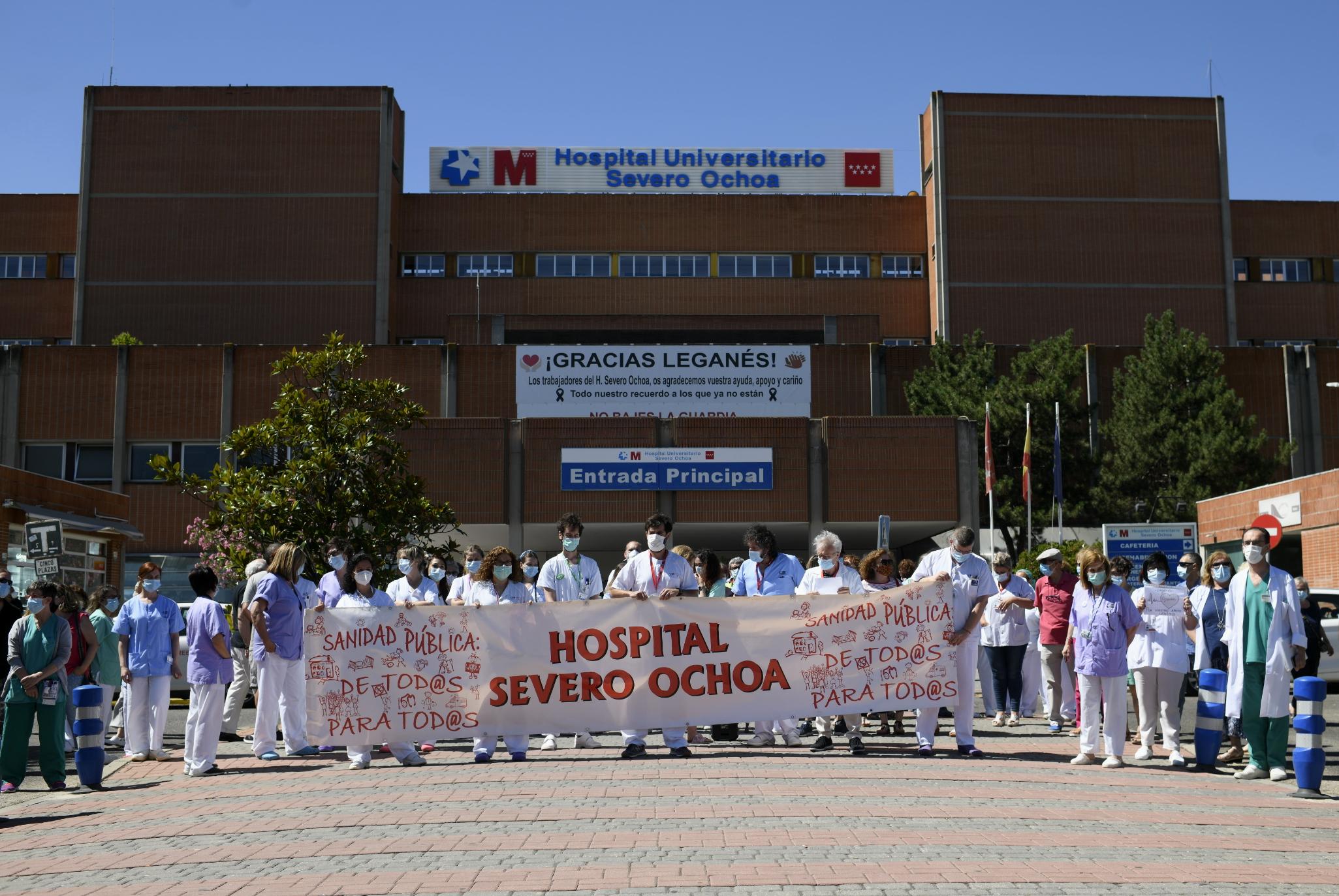 Miembros de la Junta de Personal del Hospital Universitario Severo Ochoa, formada por varios sindicatos, sostienen una pancarta de agradecimiento al pueblo de Leganés