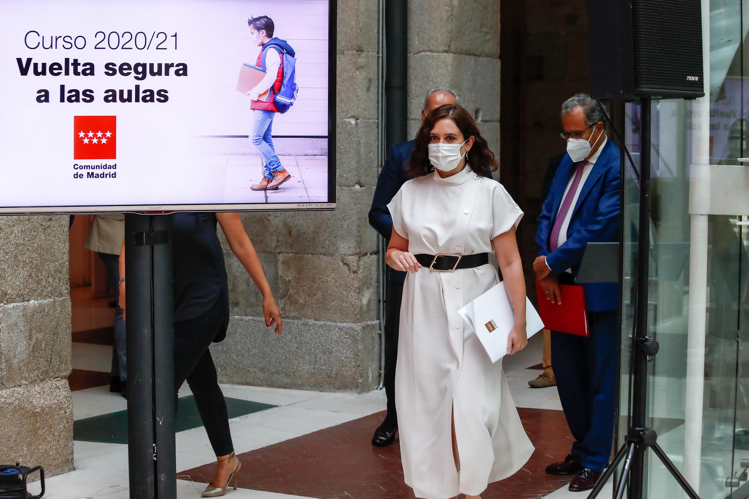 La presidenta de la Comunidad de Madrid, Isabel Díaz Ayuso, acompañada por el consejero de Educación y Juventud, Enrique Ossorio