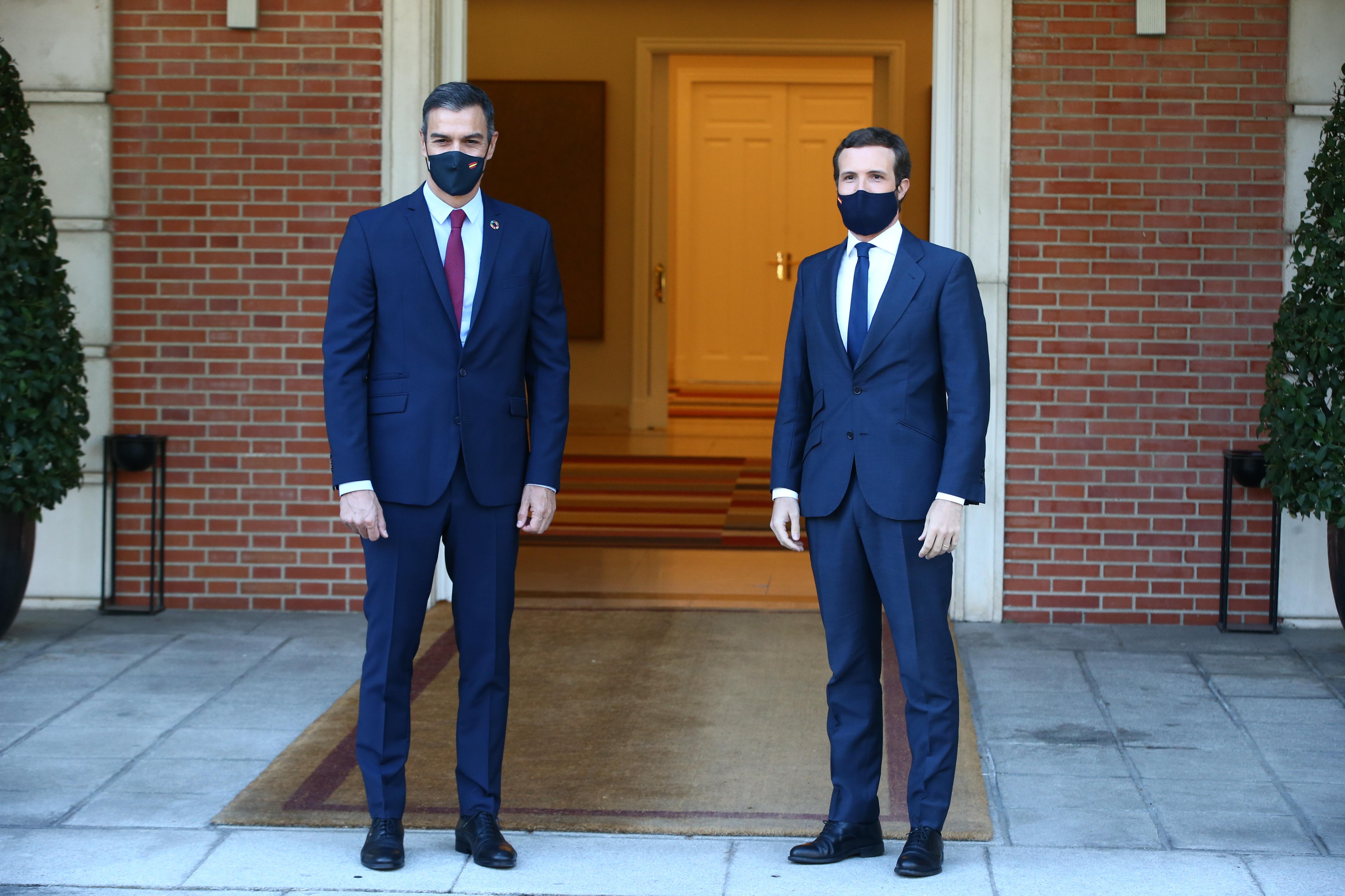 El presidente del Gobierno, Pedro Sánchez (i) y el presidente del PP, Pablo Casado, posan en el Palacio de Moncloa