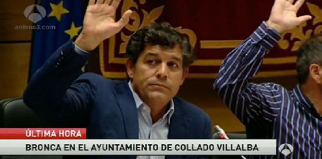 Así se las gasta el alcalde de Villalba: paga los 40.000 euros de fianza y se pasea un rato por el pleno