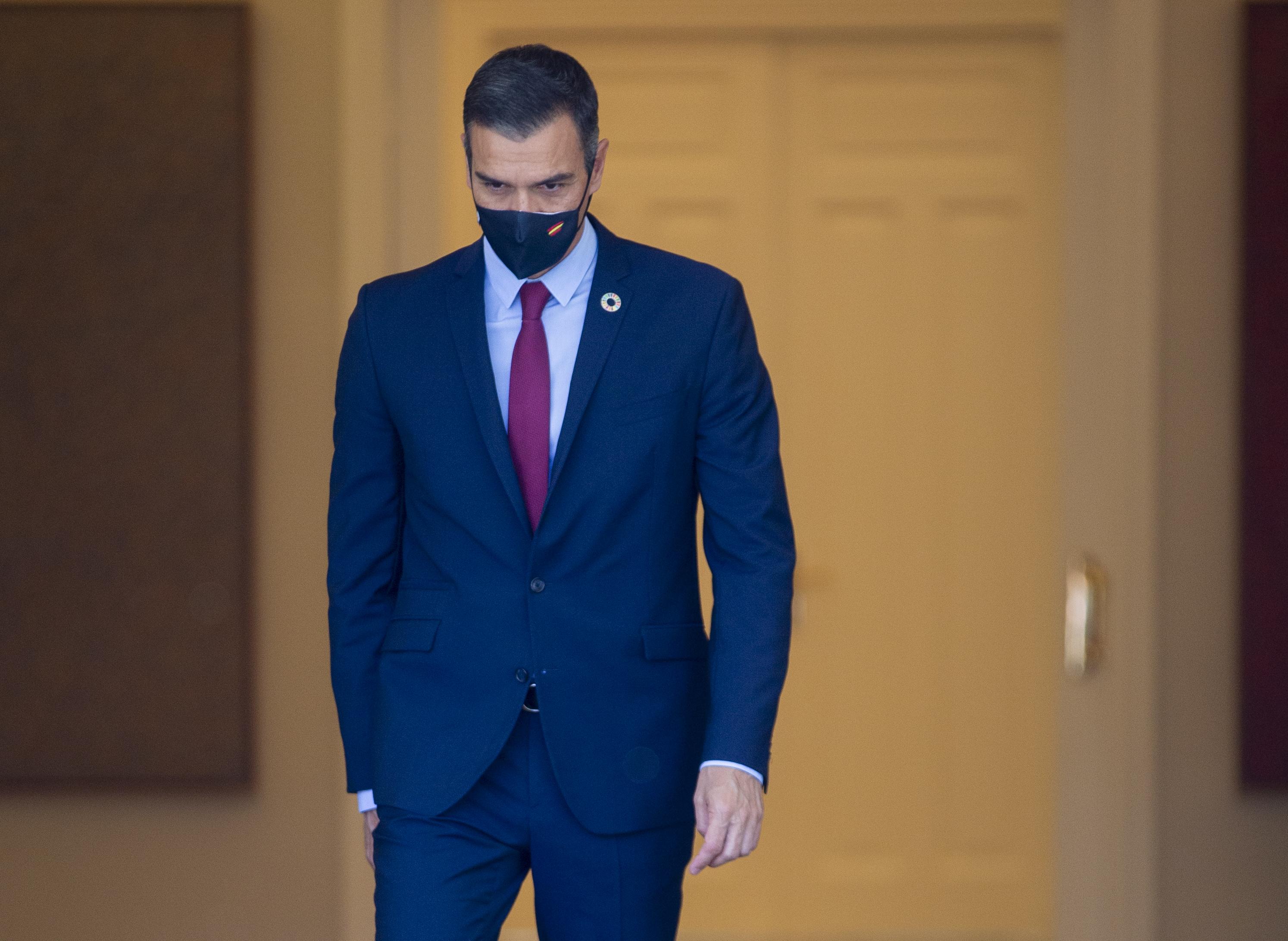 El presidente del Gobierno, Pedro Sánchez, sale del Palacio de la Moncloa para recibir a la presidenta de Ciudadanos, Inés Arrimadas