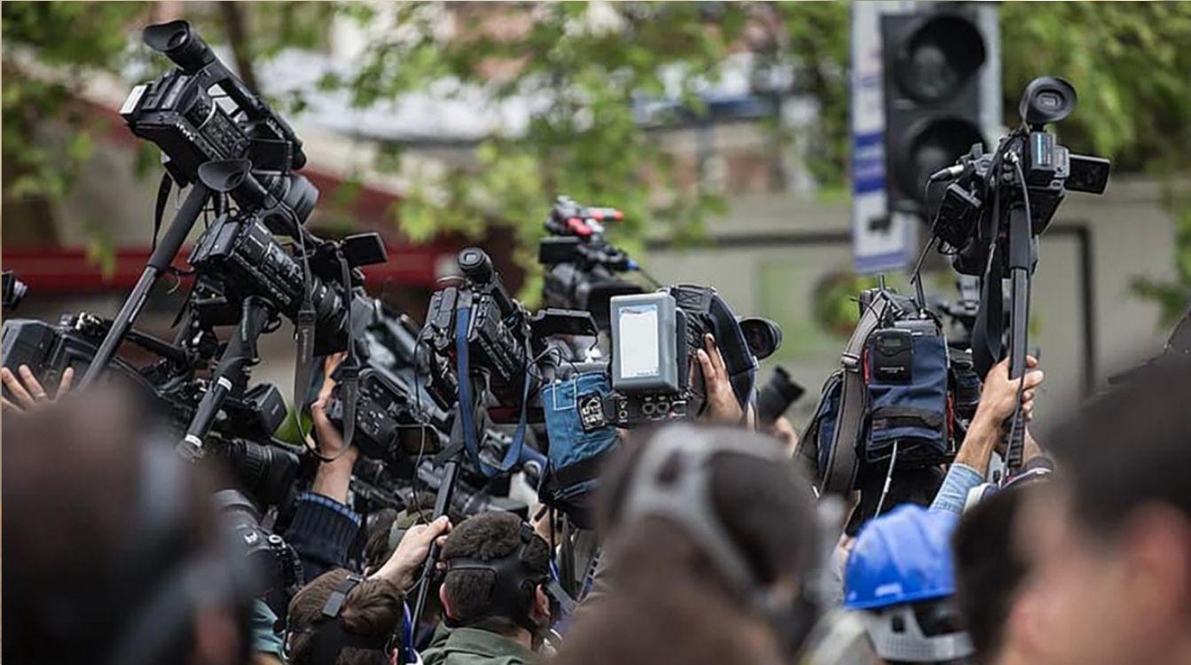 Estas becas están destinadas a alumnos de último curso del grado en Periodismo y o Comunicación Audiovisual de universidades españolas y tienen una duración de 18 meses