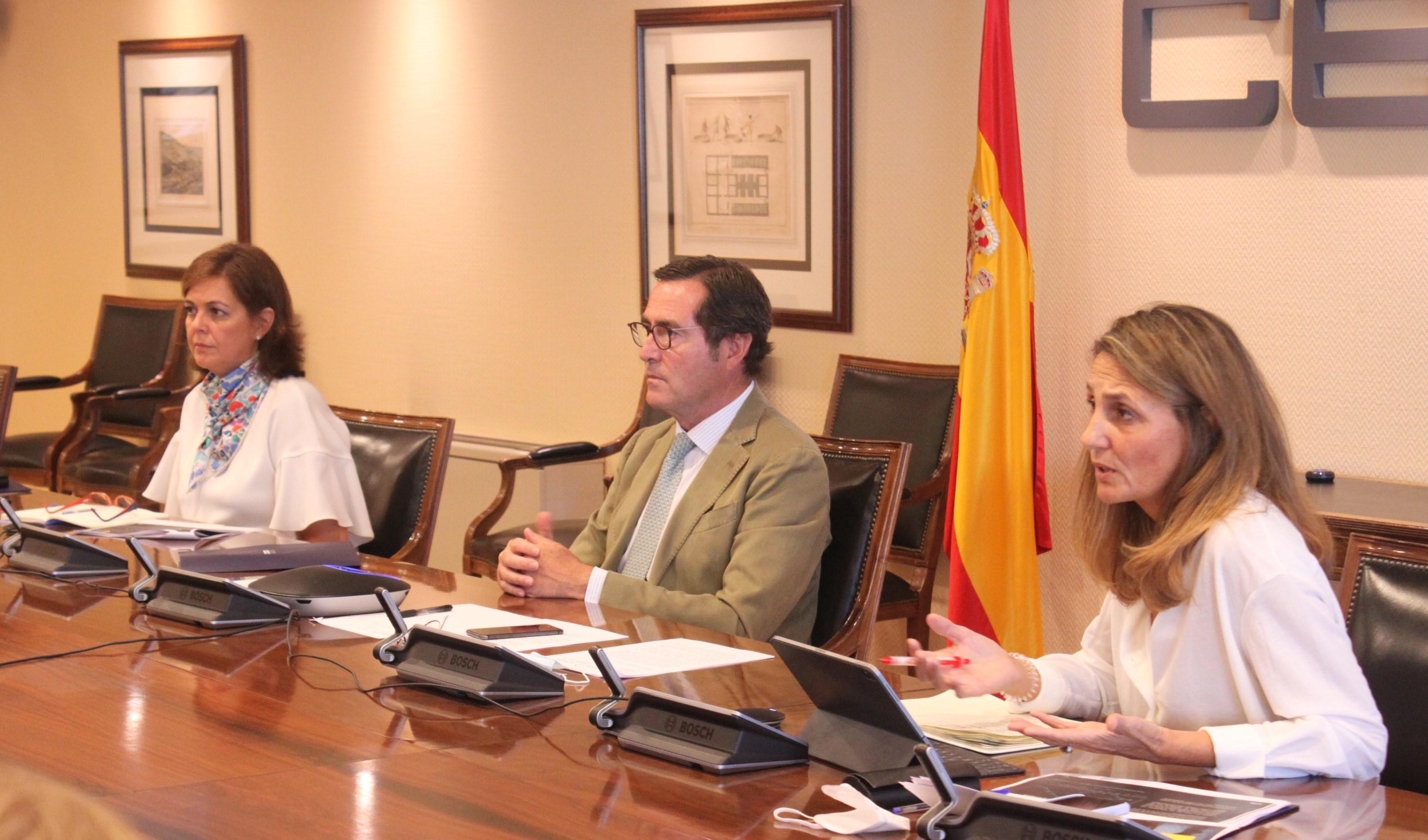 Chus Escobar, Antonio Garamendi y Marta Blanco en la presentación del informe de CEOE y EY