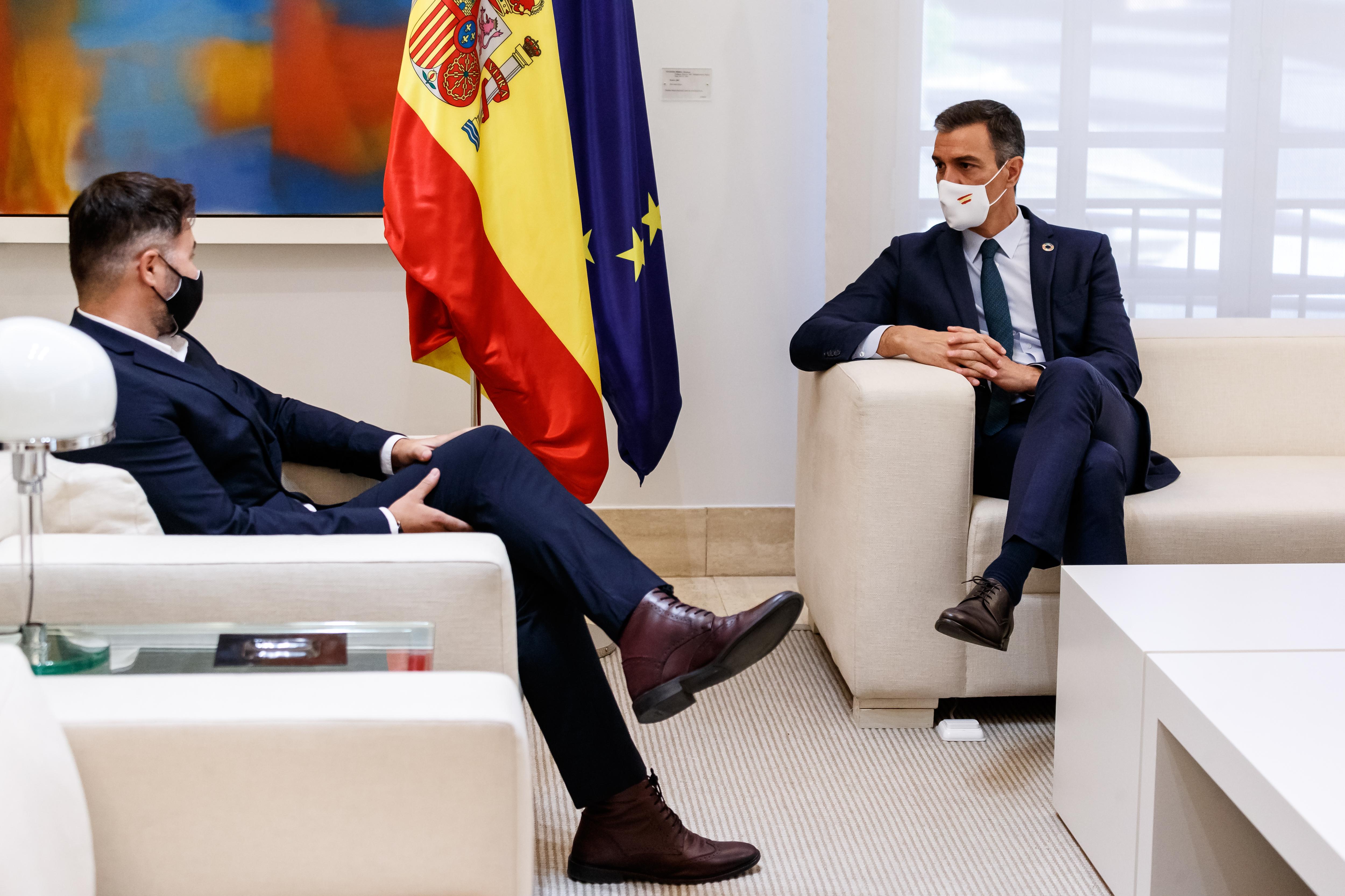 El presidente Pedro Sánchez con el portavoz de ERC, Gabriel Rufián. Moncloa