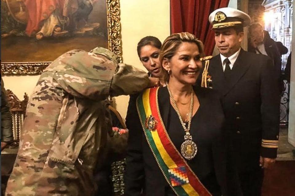 Jeanine Añez, presidenta de Bolivia, recibiendo una banda militar en 2019.