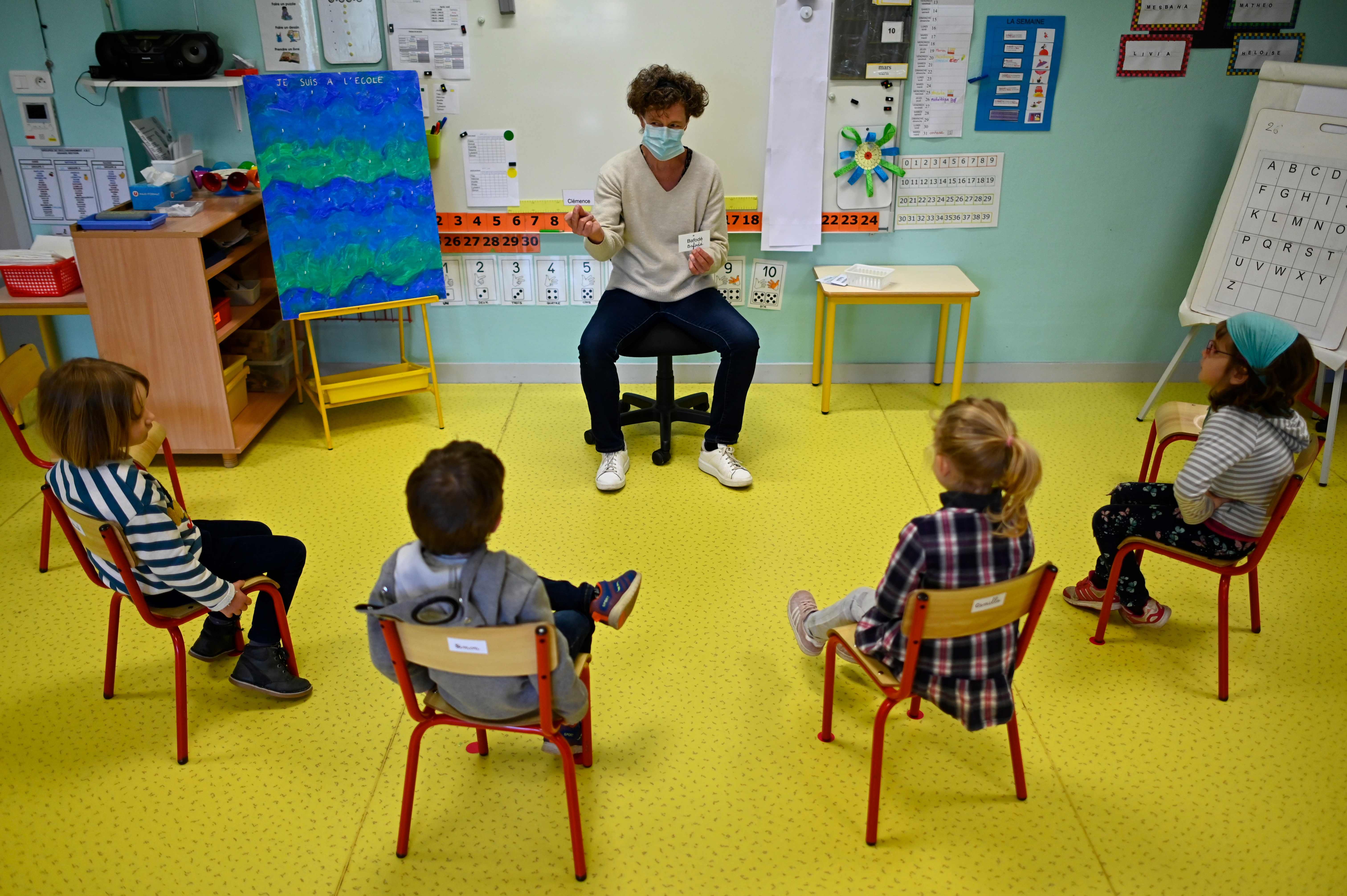 Un profesor da clase a cuatro alumnos en un colegio de Francia / EP