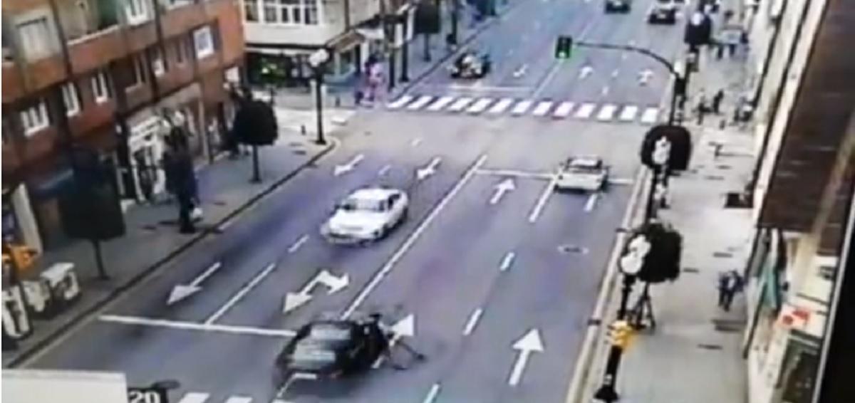 Un conductor ebrio atropella a un joven en un patinete en Gijón