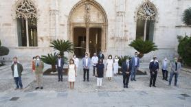 Foto de familia de la mesa de diálogo celebrada este viernes entre el Gobierno, sindicatos y patronal en Palma de Mallorca. Europa Press