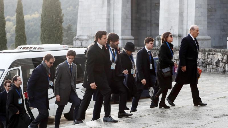 El “botín” de los Franco más allá de Meirás: esculturas del Pórtico de la Gloria, pilas medievales, la Casa Cornide, obras de arte, joyas…