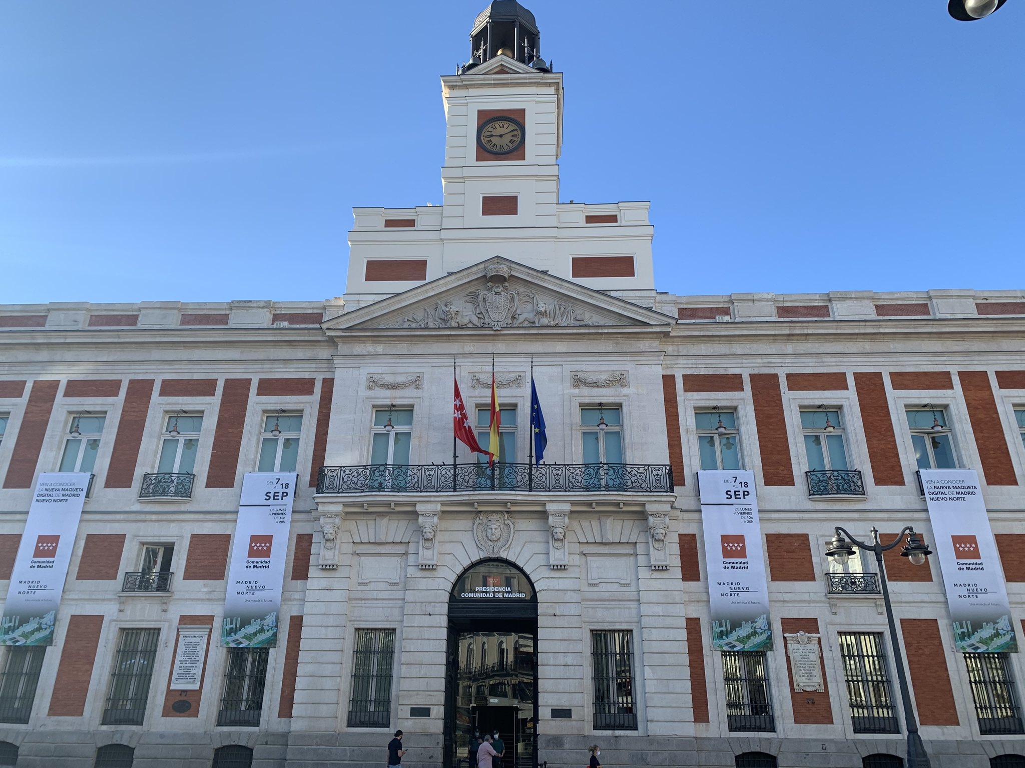 La Puerta del Sol con las lonas de la exposición. Twitter