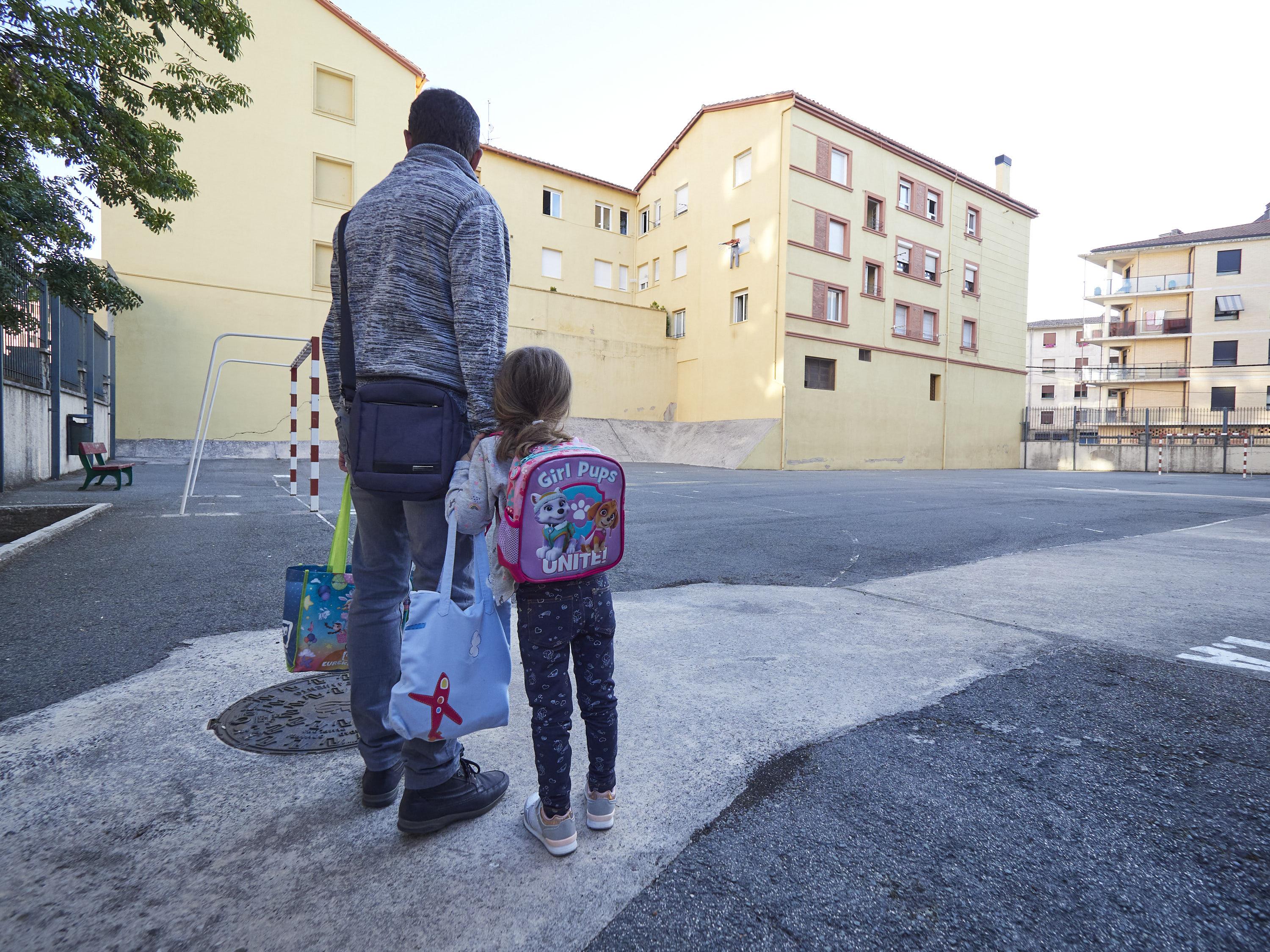  Un padre frente a las puertas del Colegio Público Víctor Pradera en el primer día de colegio del curso escolar 2020-2021en Pamplona