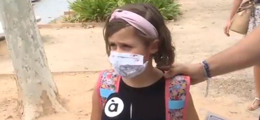 Niña valenciana entrevistada durante la vuelta al colegio.