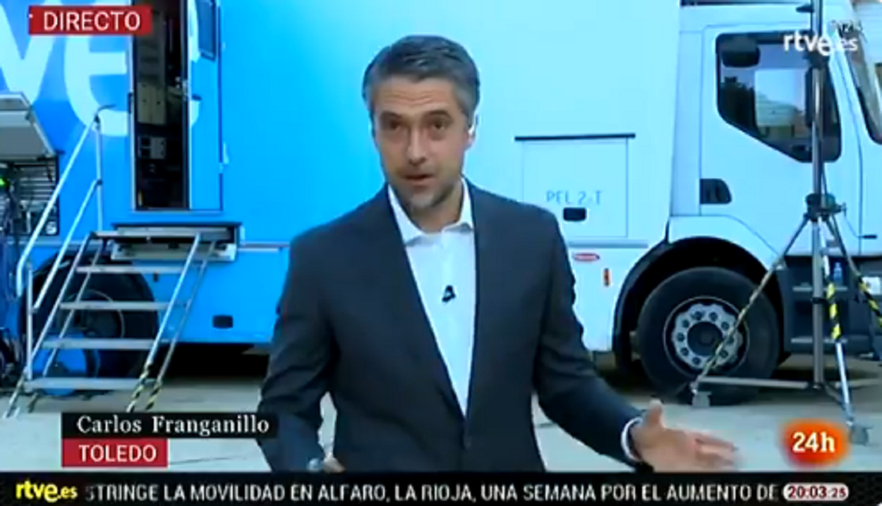 Carlos Fraganillo retransmitiendo desde el colegio de Toledo. TVE