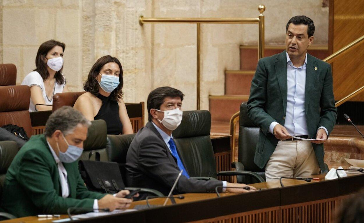 El presidente Juan Manuel Moreno, en una sesión de control del Parlamento.