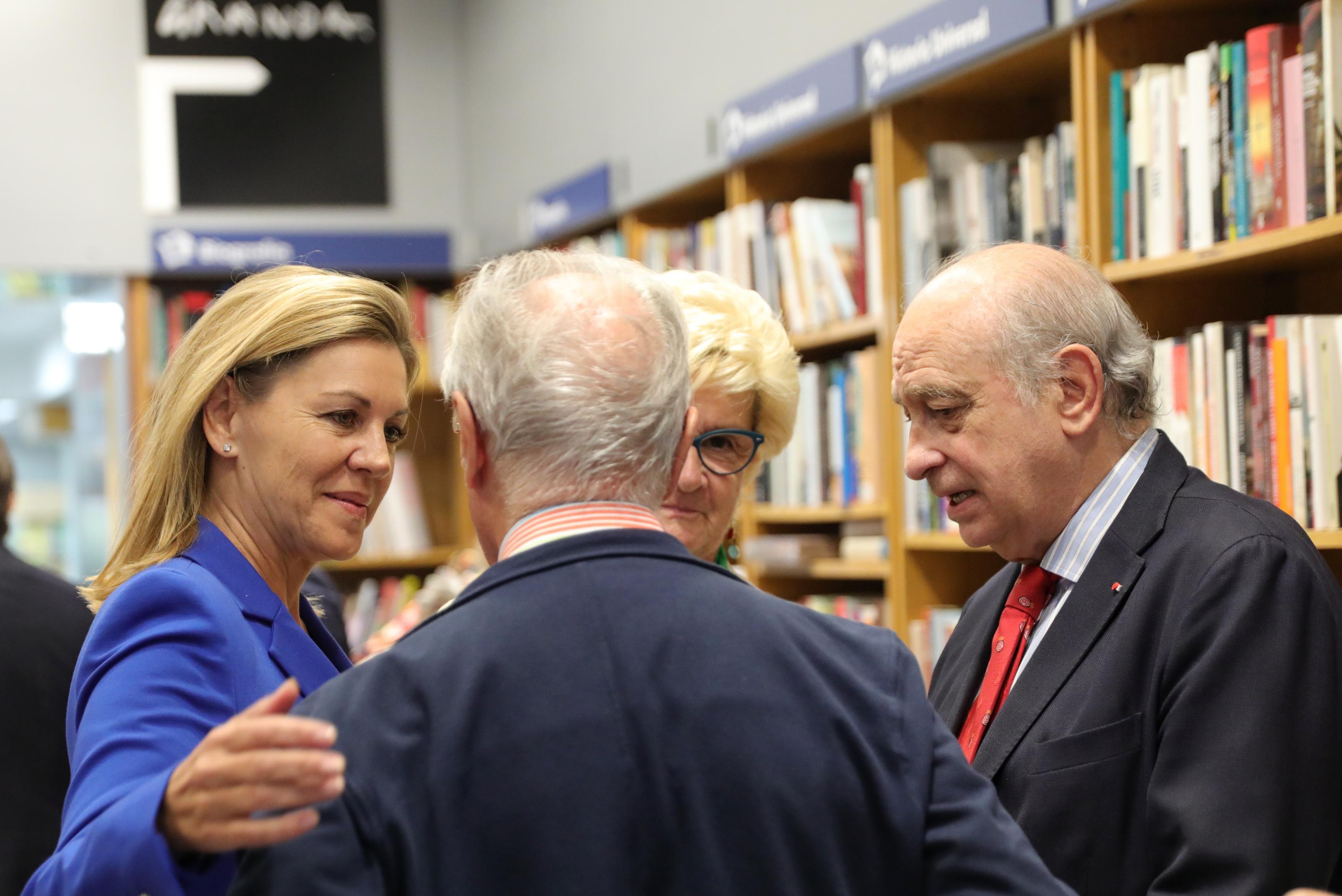 La exministra de Defensa María Dolores de Cospedal (1i), junto al exministro de Interior y miembro del PP, Jorge Fernández Díaz (1d), tras la presentación del libro de Fernández Díaz. Europa Press.