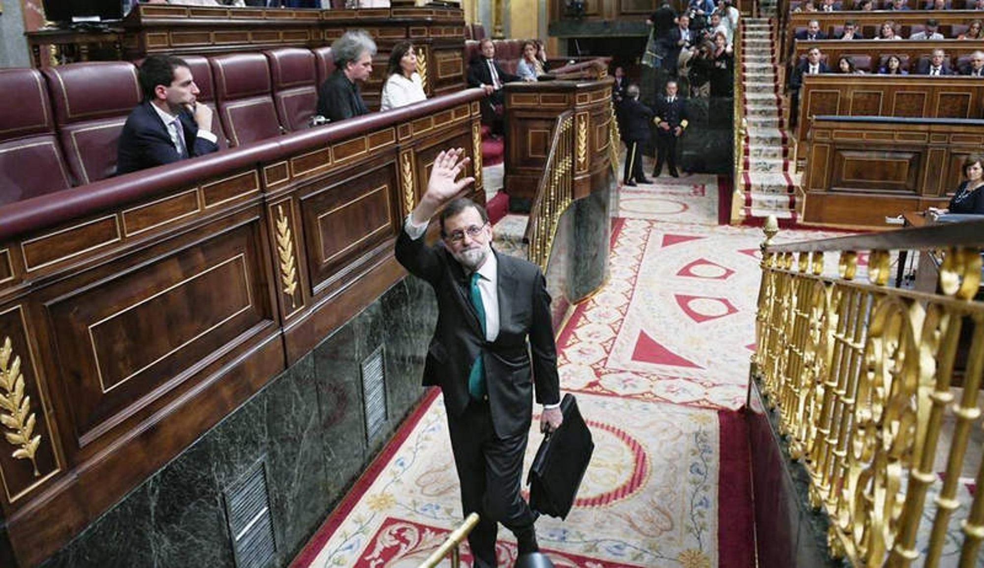 Foto de @DaniGagoPhoto con la despedida de Mariano Rajoy al salir del Congreso de los Diputados tras participar en el debate de la moción de censura planteada por el PSOE