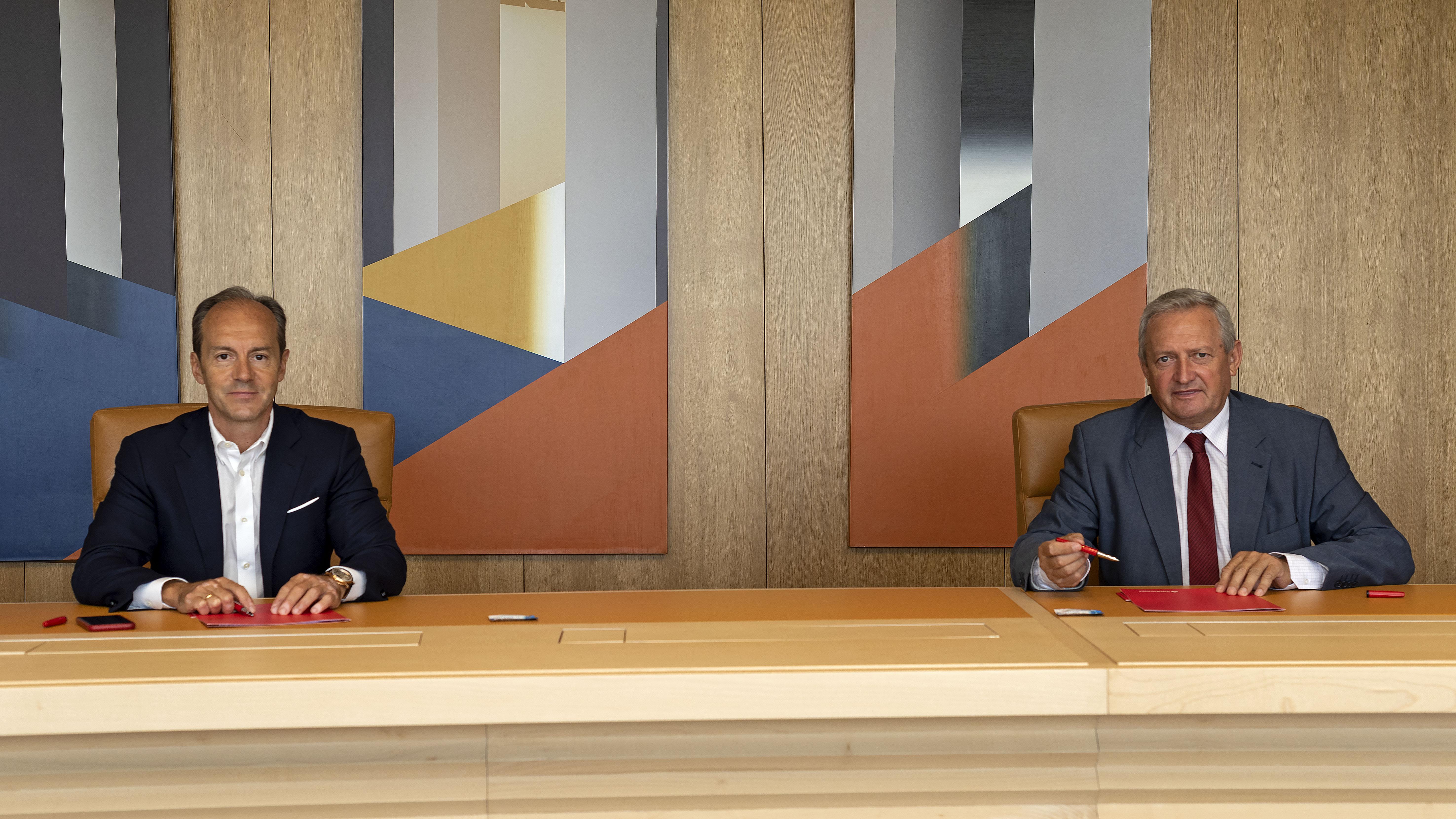 El consejero delegado de Santander España, Rami Aboukhair, y el presidente de Cooperativas Agro alimentarias de España, Ángel Villafranca, en el momento de la firma