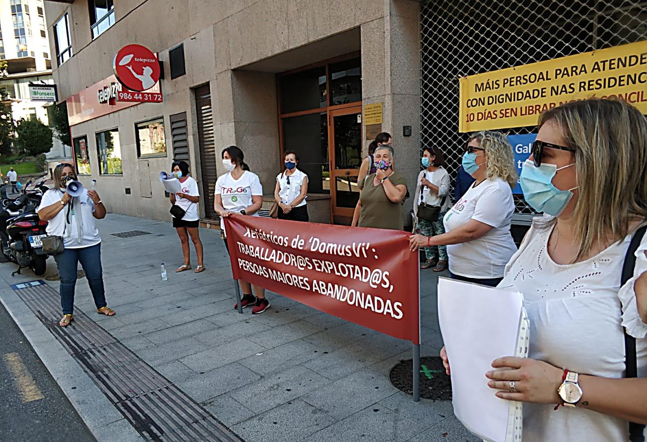 Protesta de trabajadoras y familiares de usuarios de DomusVi la semana pasada ante la sede central en Vigo.