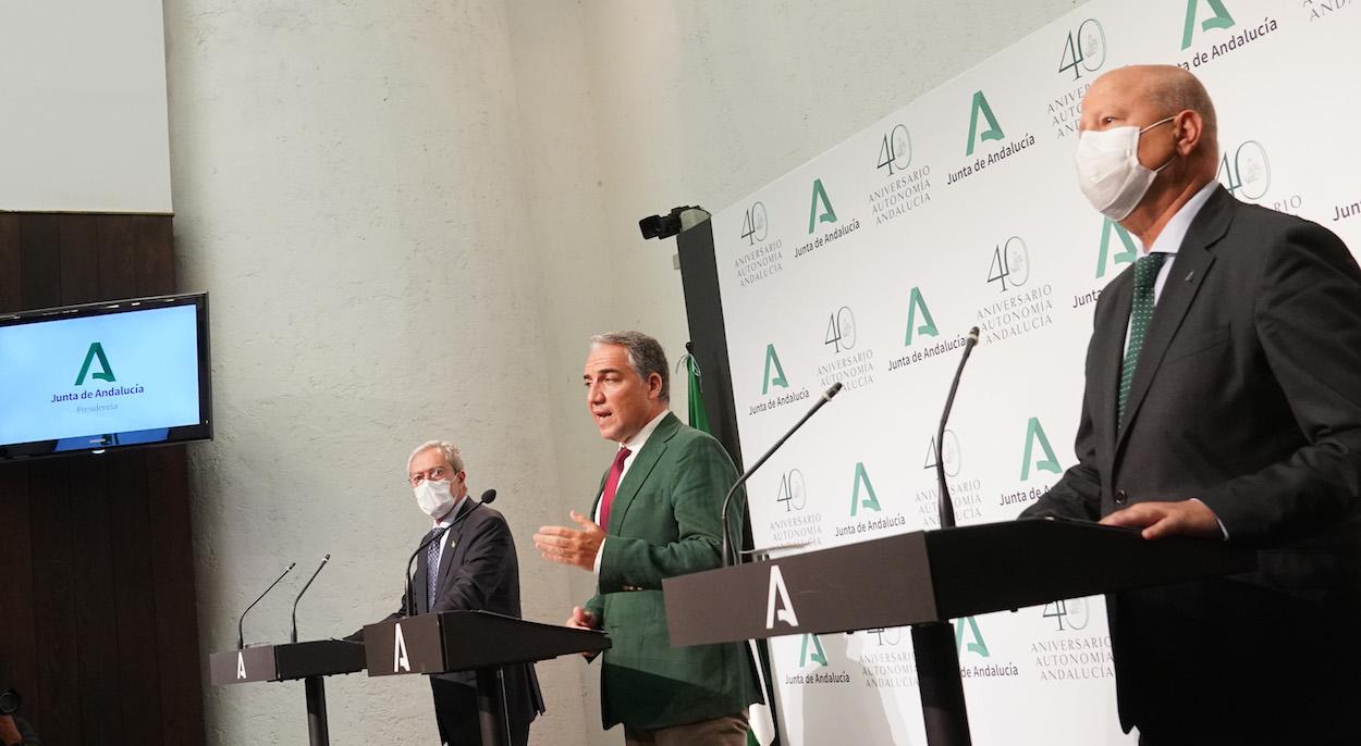 Los consejeros Rogelio Velasco, Elías Bendodo y Javier Imbroda, hoy en rueda de prensa.