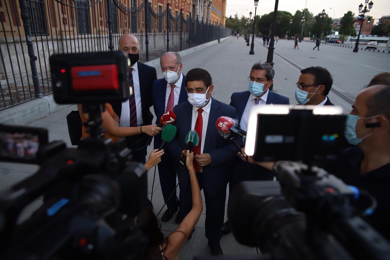 Los presidentes de las diputaciones andaluzas atienden a los medios en los aledaños de San Telmo. Los presidentes de las diputaciones andaluzas atienden a los medios en los aledaños de San Telmo.