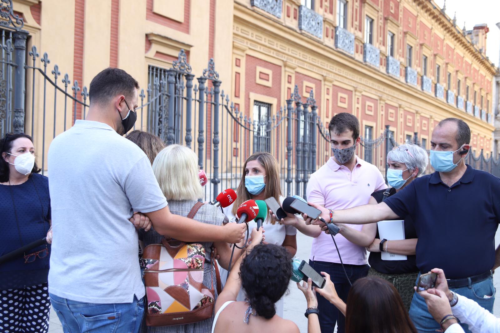 Los presidentes de las diputaciones andaluzas atienden a los medios en los aledaños de San Telmo. 