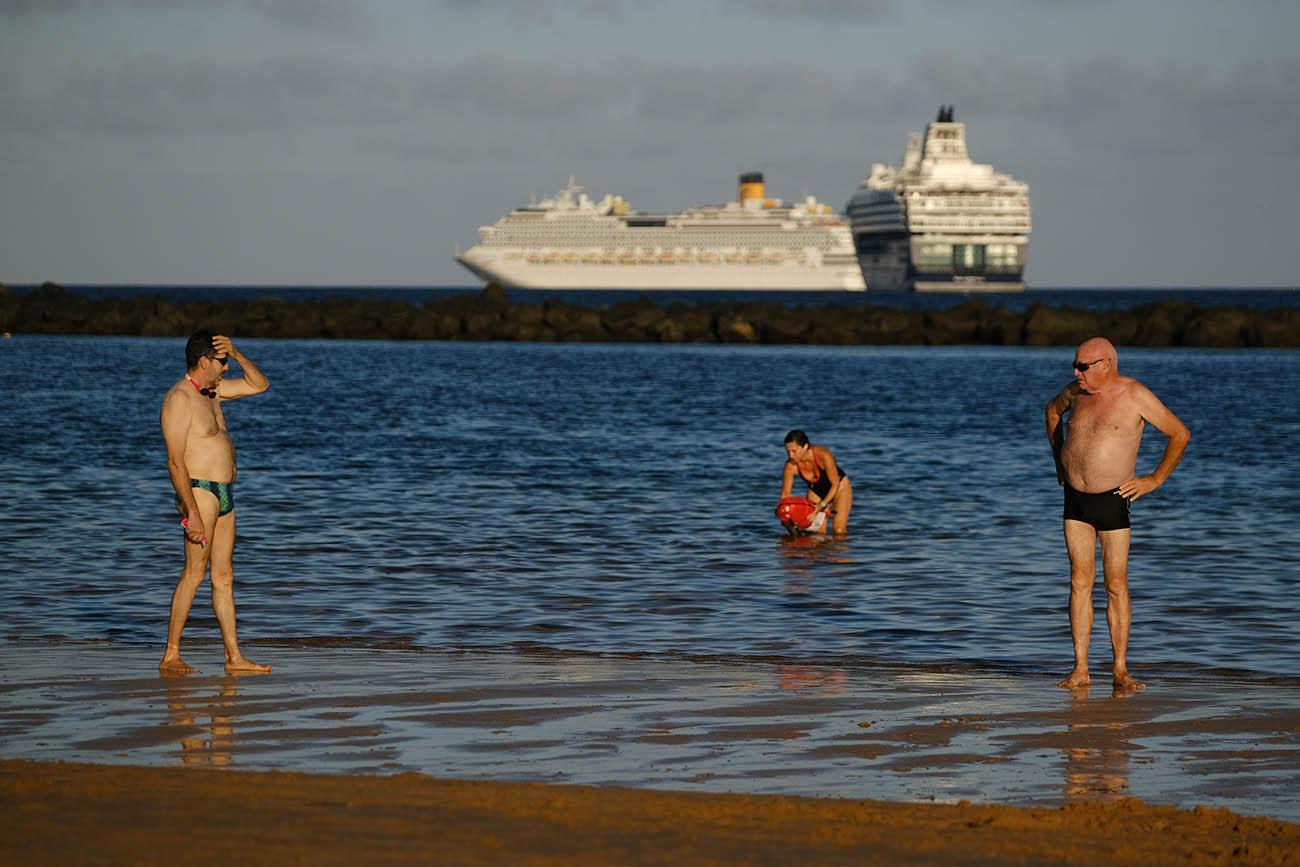 El sector turístico ha vivido el peor verano de su historia por el coronavirus. En la imagen, cruceros varados en la playa de Las Teresitas, en Santa Cruz de Tenerife, ante la falta de viajeros