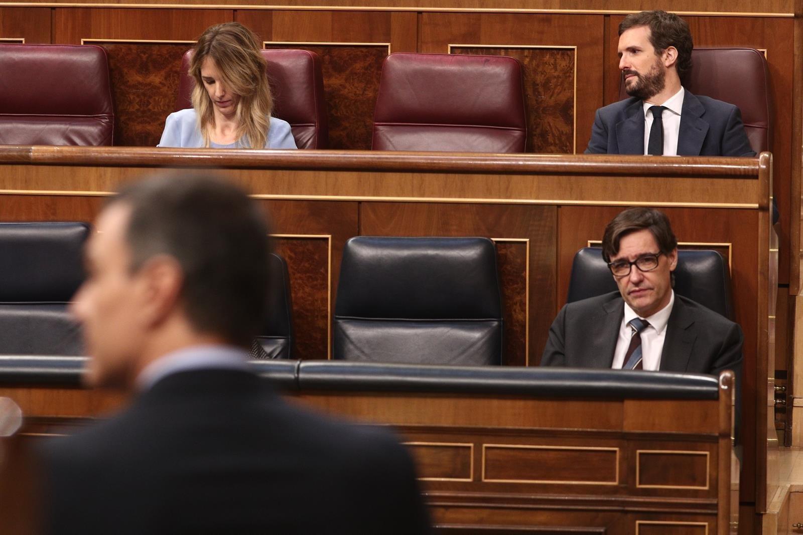 Las exigencias de Casado a Sánchez por los ERE le sitúan en el precipicio político por su papel con Rajoy y Cospedal