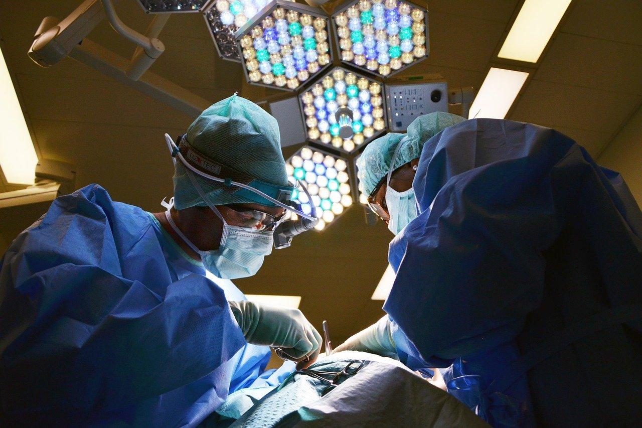 Dos especialistas realizando una cirugía / EP