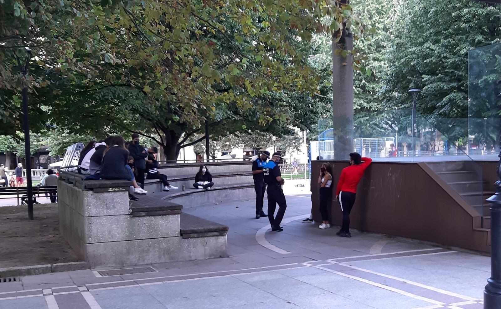 Multa a jóvenes en Gijón en lugar donde se celebra botellón