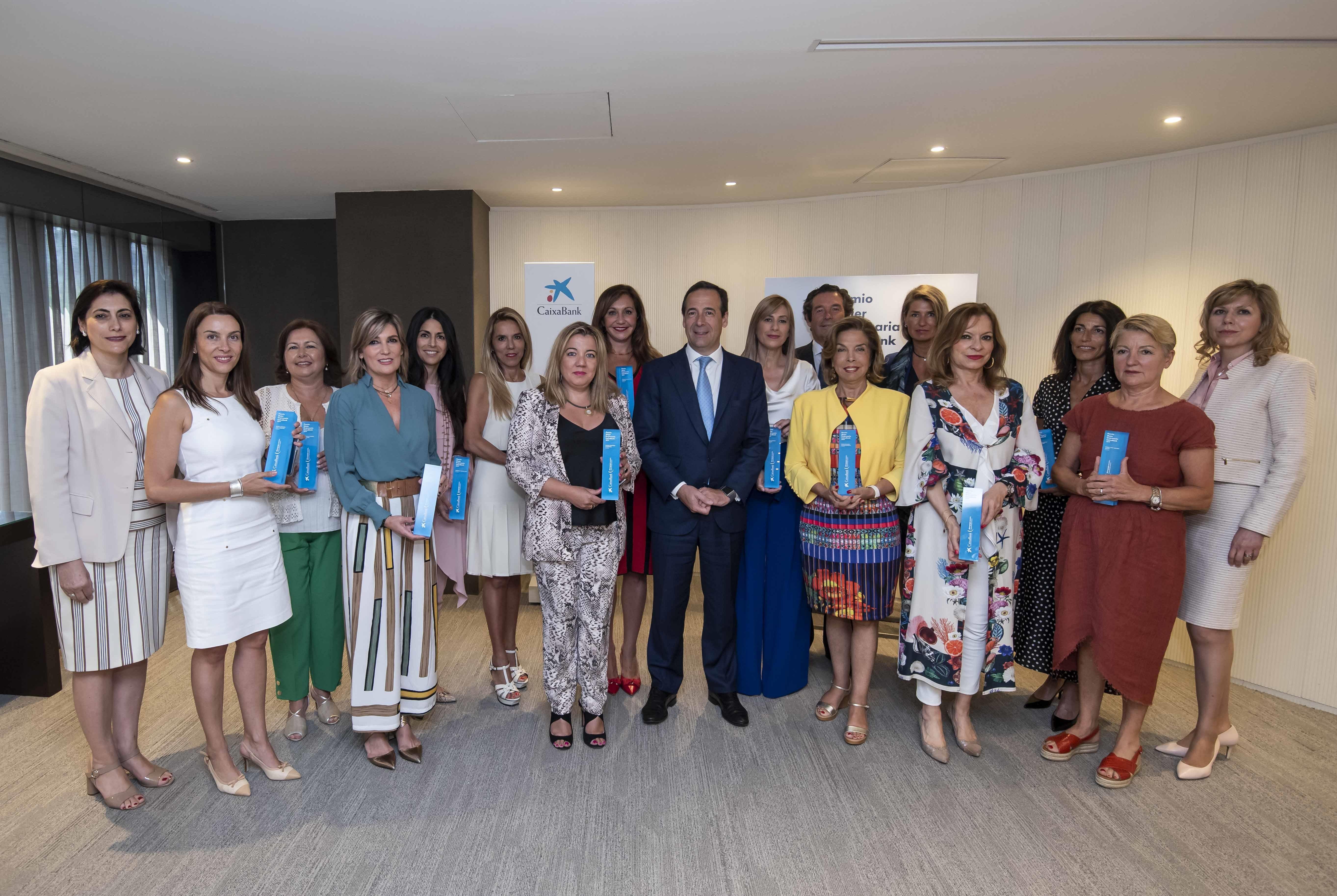 Gonzalo Gortázar, consejero delegado de CaixaBank, y las ganadoras territoriales de los Premios Mujer Empresaria CaixaBank 2019