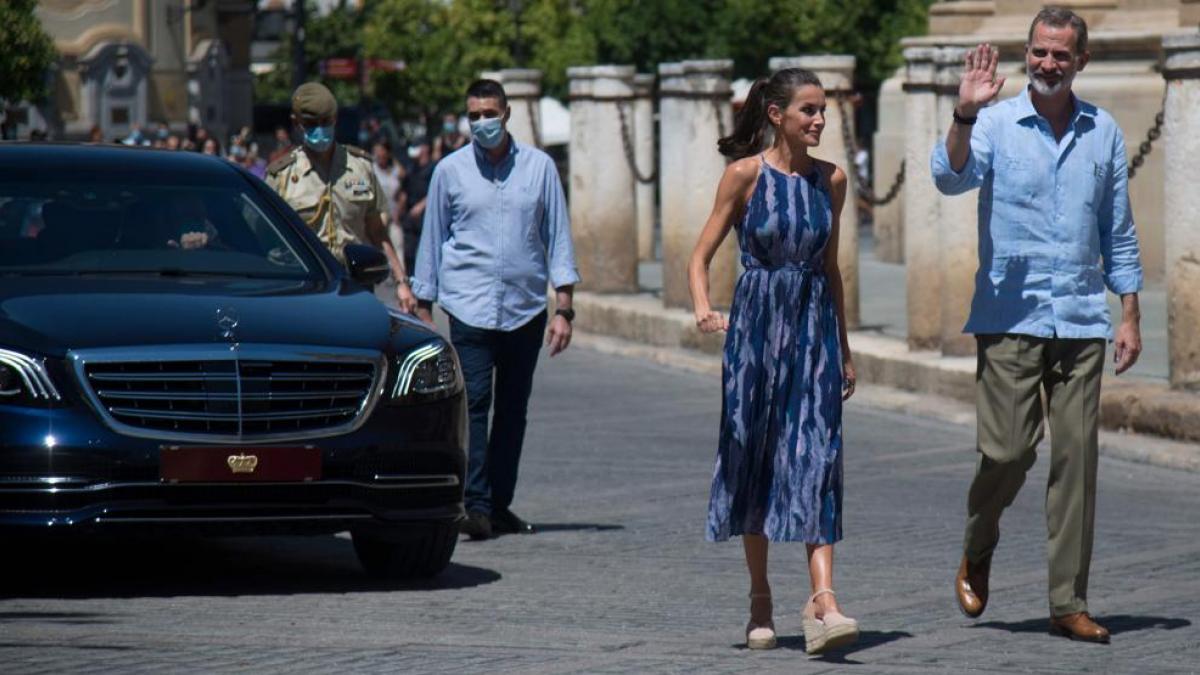 El Rey Felipe VI y la Reina Letizia se muestran con su nuevo Mercedes Benz en una visita por el país. Fuente: La Vanguardia.