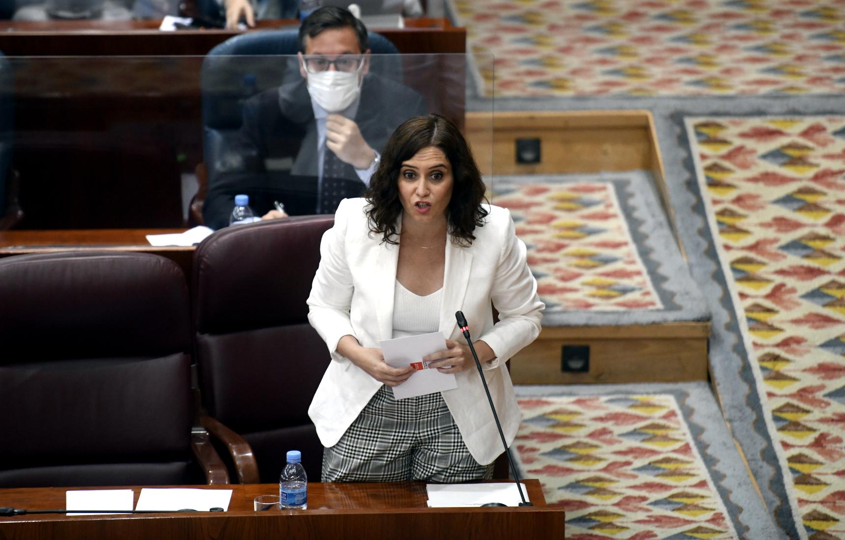 La presidenta de la Comunidad de Madrid, Isabel Díaz Ayuso, responde a una pregunta durante una sesión de control al Gobierno en la Asamblea de Madrid