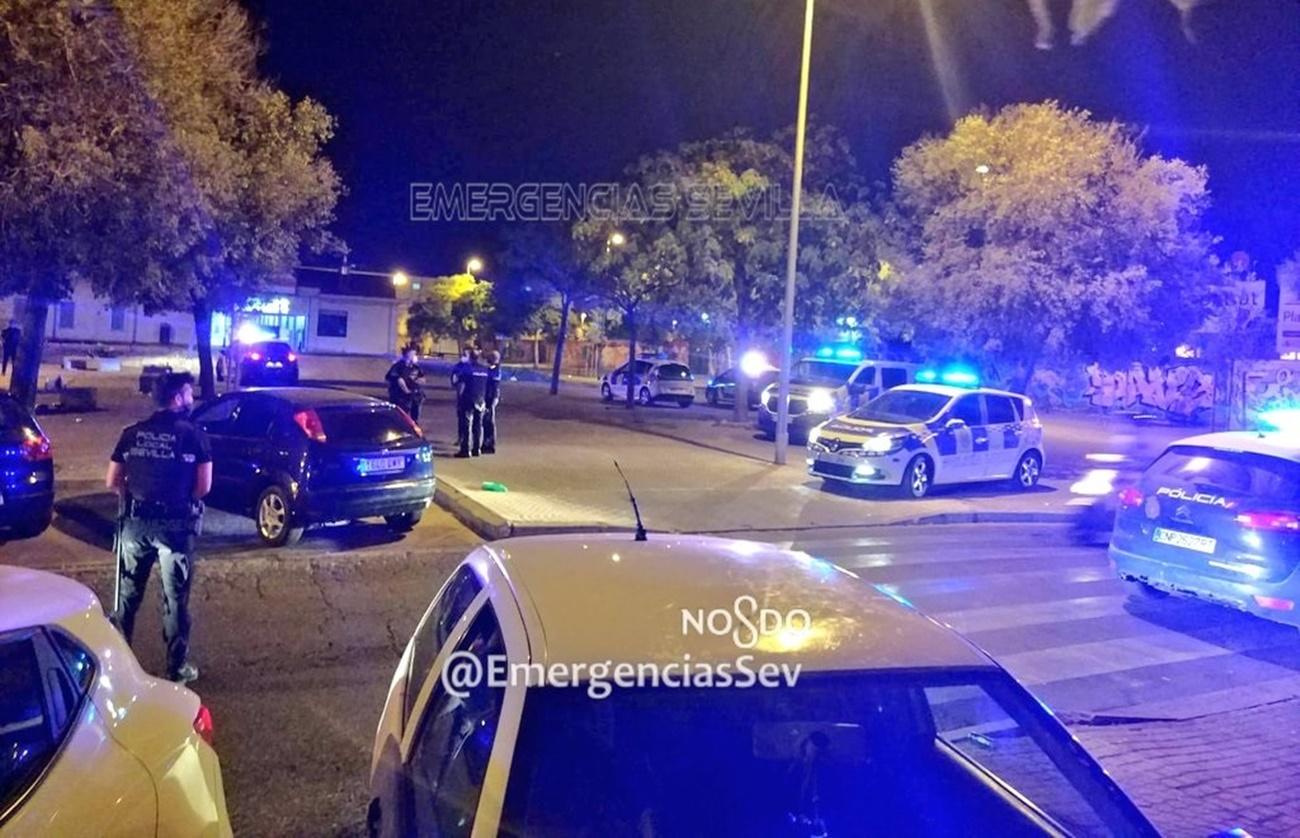 Operativo policial en Sevilla para evitar la celebración de un botellón. Imagen archivo