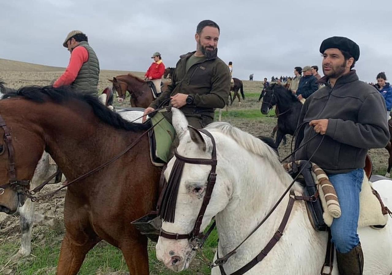Santiago Abascal a caballo con Morante de la Puebla