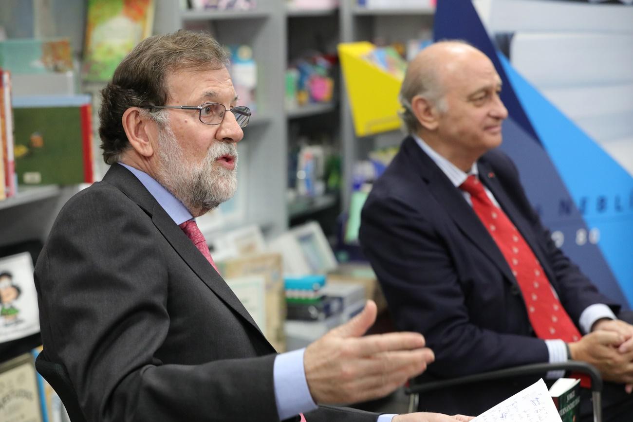 Mariano Rajoy con Jorge Fernández Díaz en la presentación del libro de este, 'Cada día tiene su afán'.