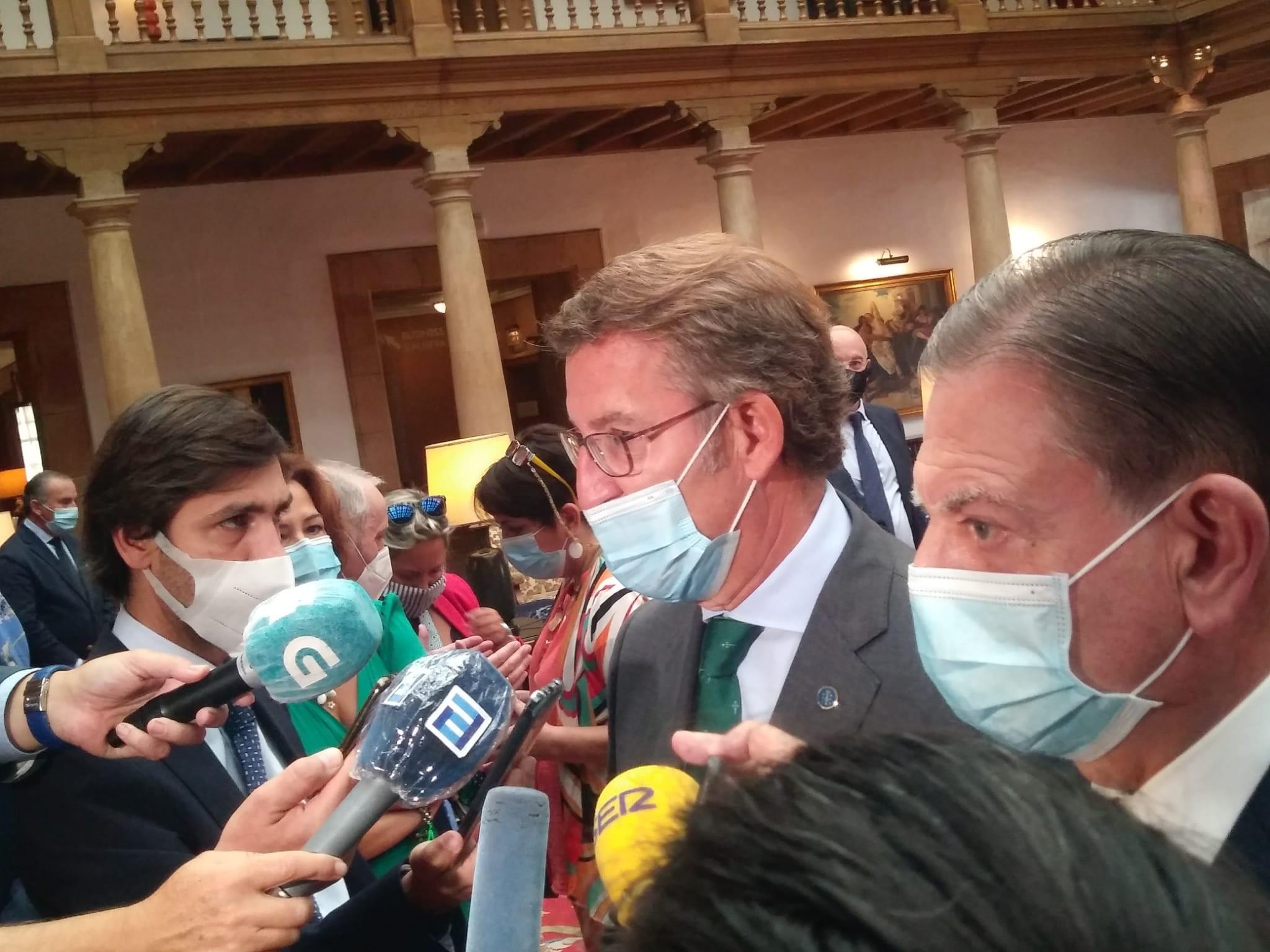  Alberto Núñez Feijóo junto al alcalde de Oviedo, Alfredo Canteli, en el Día de Galicia en Asturias. EP