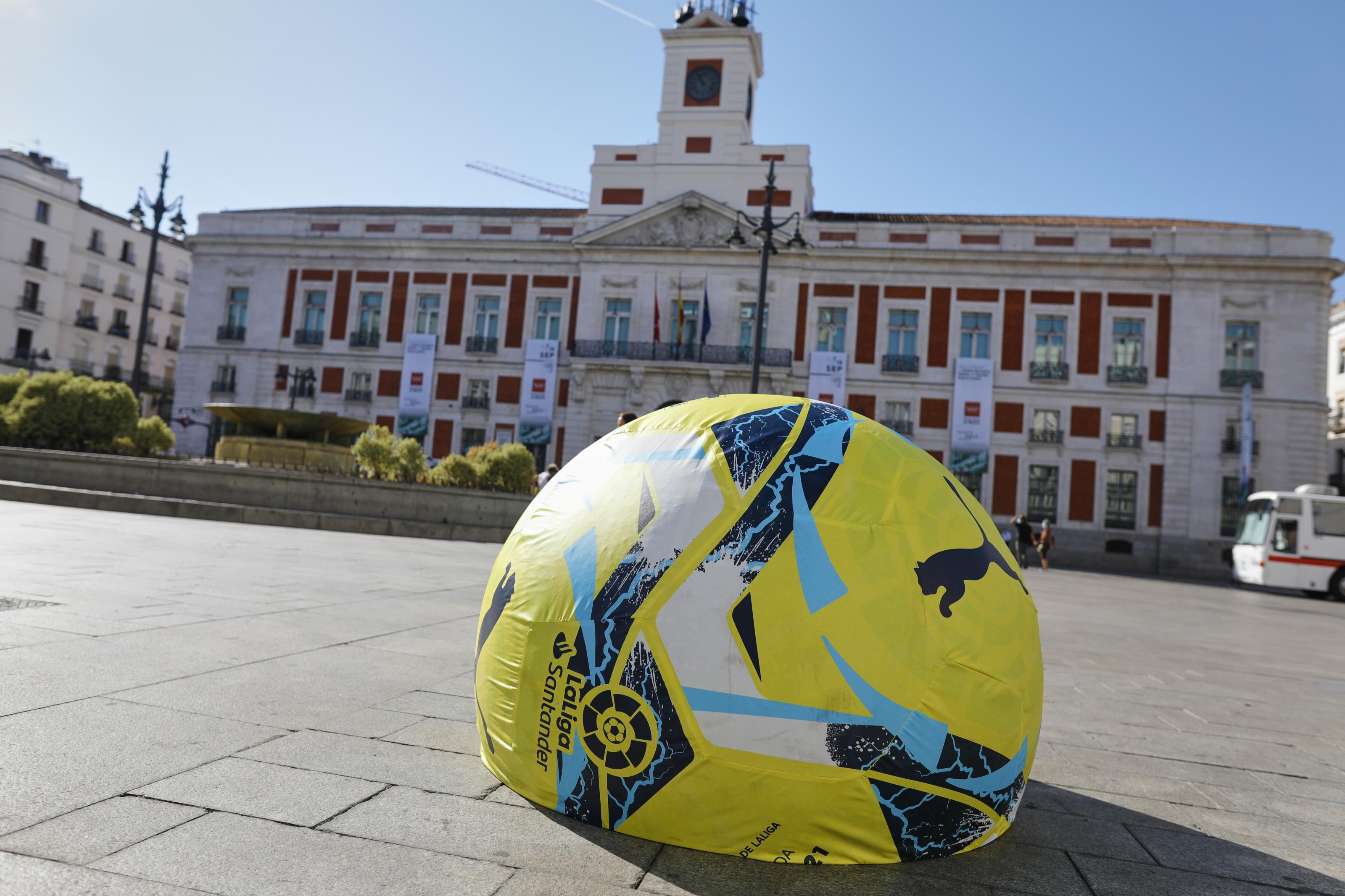 Madrid retira los bolardos con aspecto de balón ante las lesiones de los transeúntes 