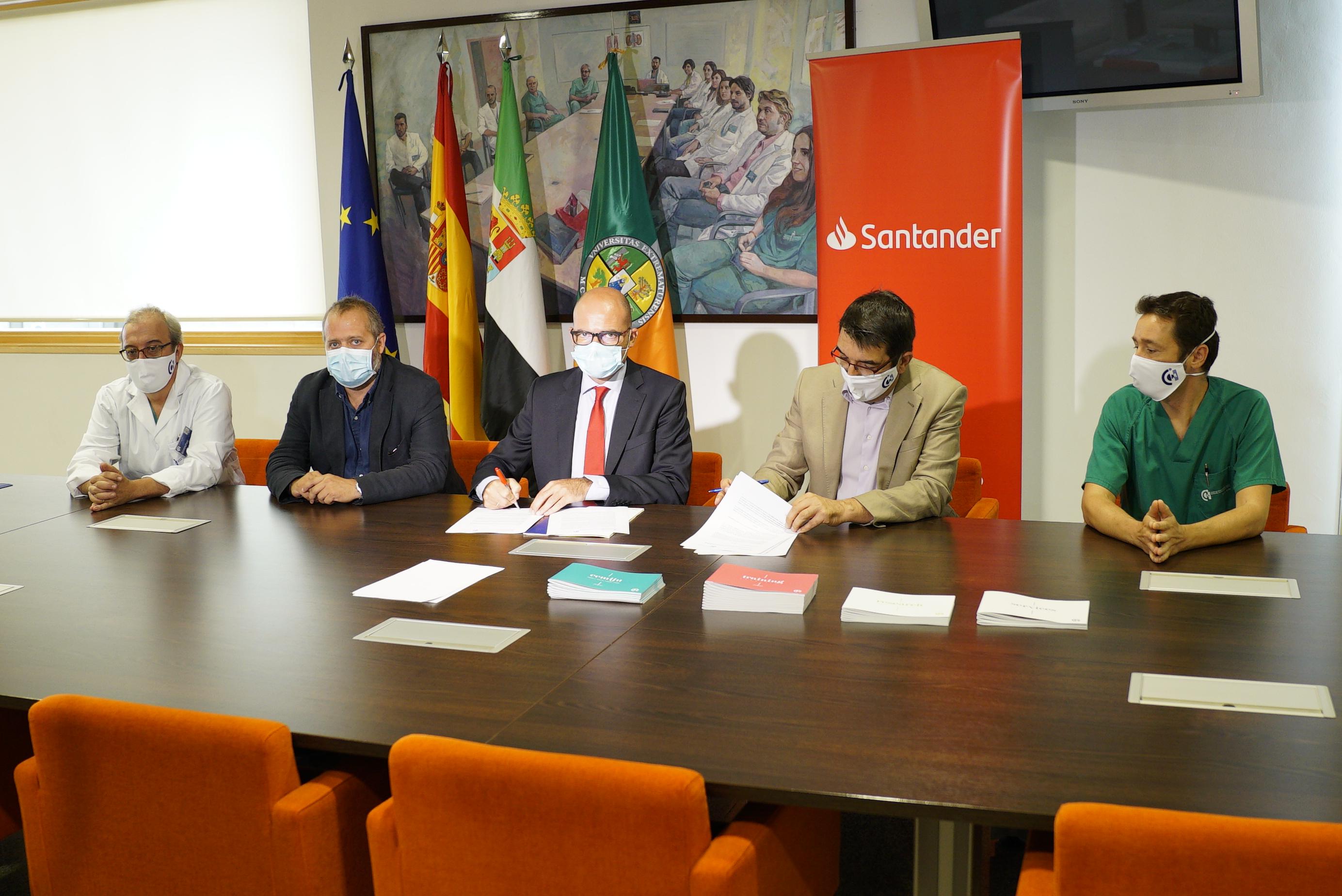 Momento de la firma entre Banco Santander y la Junta de Extremadura