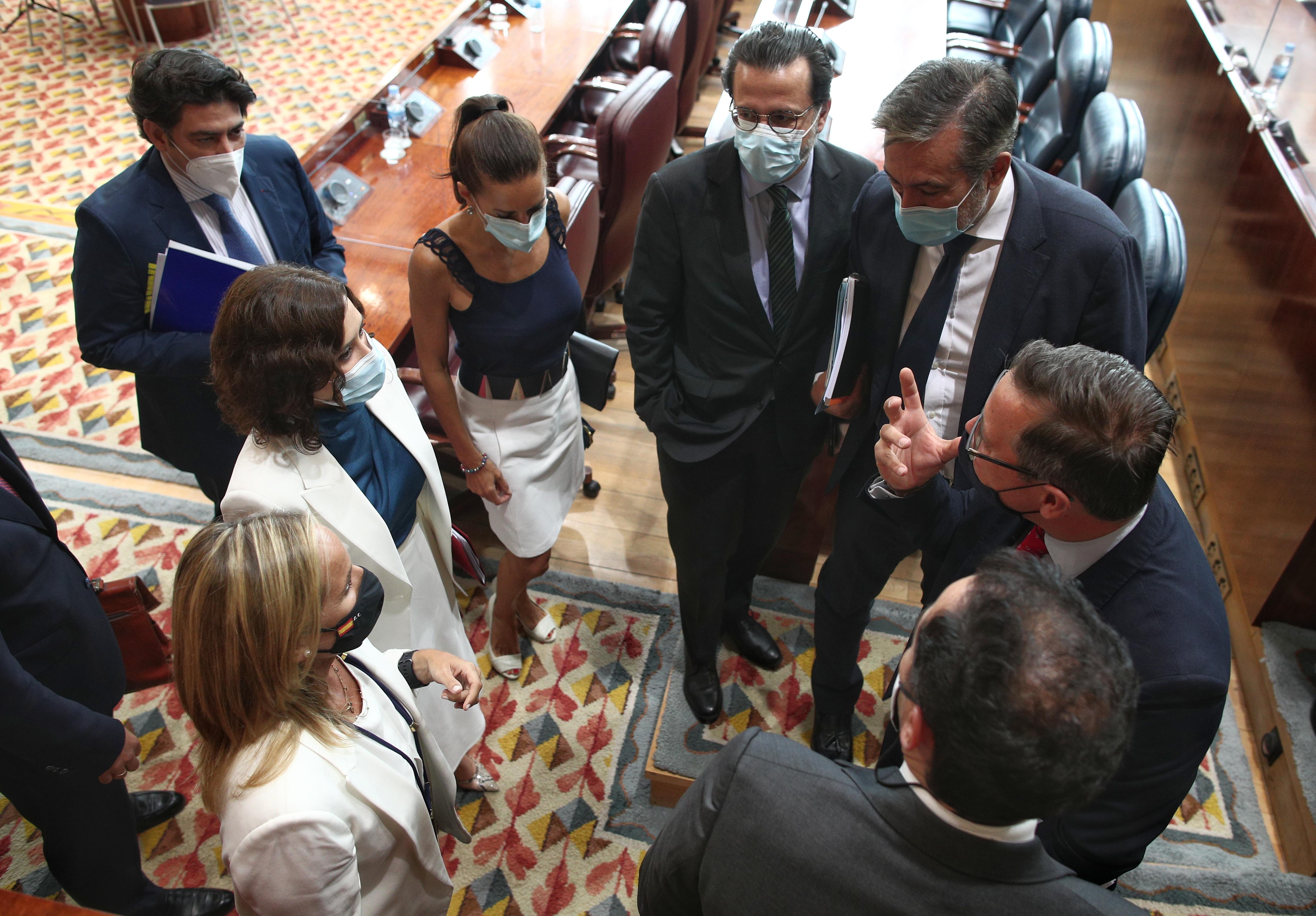 La presidenta de la Comunidad de Madrid, Isabel Díaz Ayuso (2i) conversa con su grupo en la Asamblea de Madrid. EP