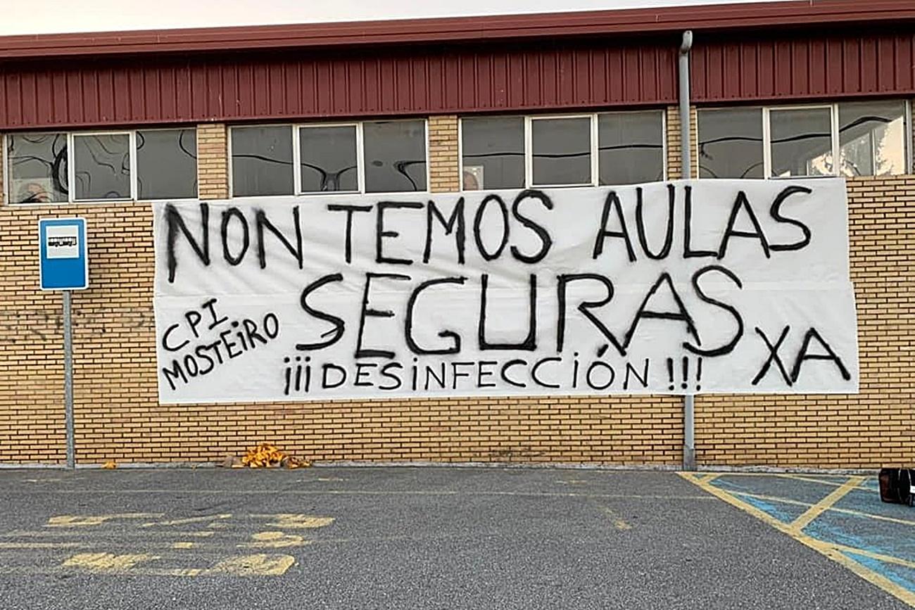 Imagen enviada a los medios de comunicación por parte del ANPA del CPI Mosteiro (Pontevedra) con una pancarta de queja por el inicio en Primaria.