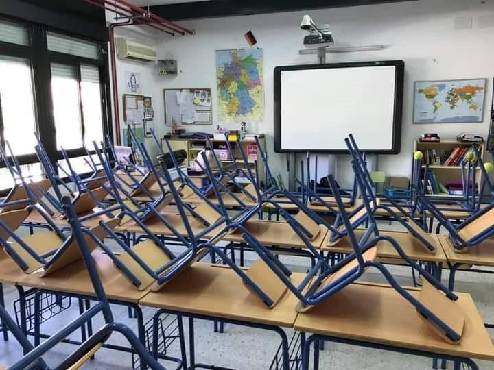 Aula vacía en el CEIP Al Andalus de Córdoba.