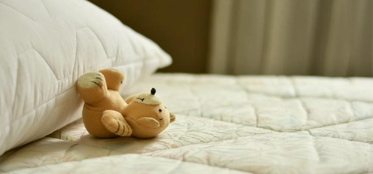 Un oso de peluche sobre una cama. Pixabay archivo