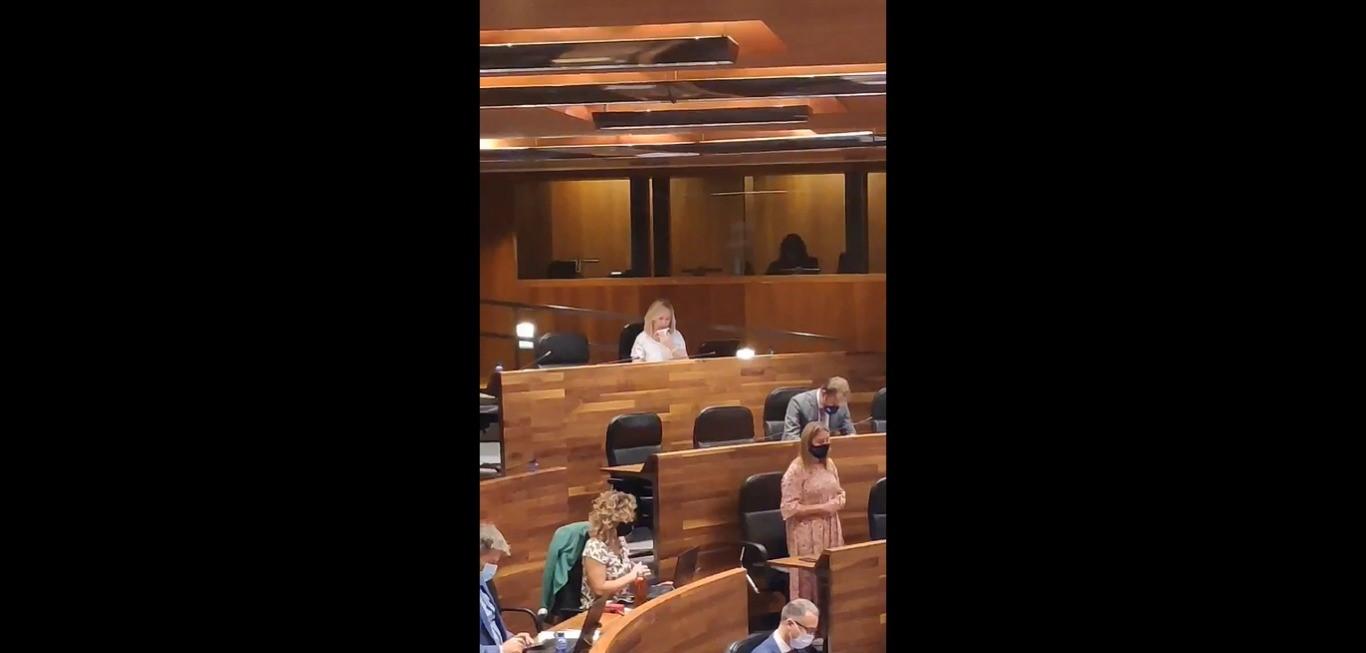 Captura del vídeo de la diputada en el Parlamento asturiano. Fuente: Twitter.