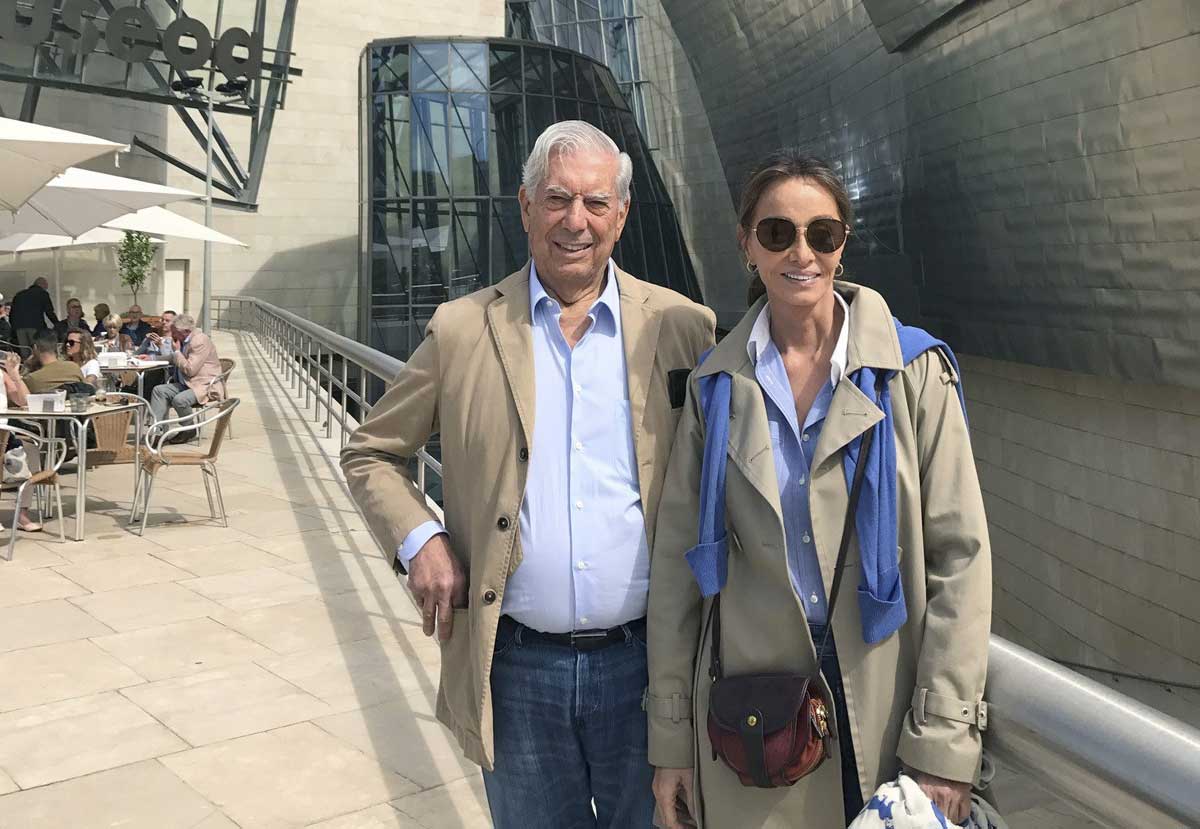 Fotografía facilitada por el Museo Guggenheim Bilbao del Premio Nobel de Literatura Mario Vargas Llosa y su pareja, Isabel Preysler, durante su visita a dicho recinto. 