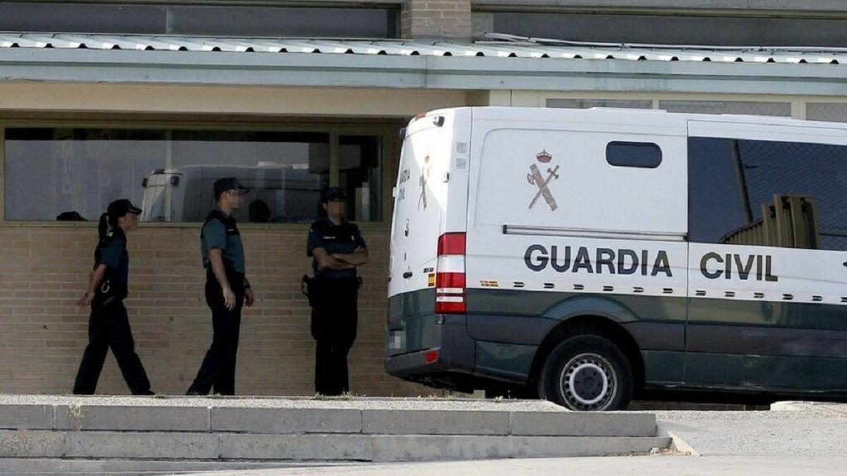 Agentes de la Guardia Civil ante una prisión