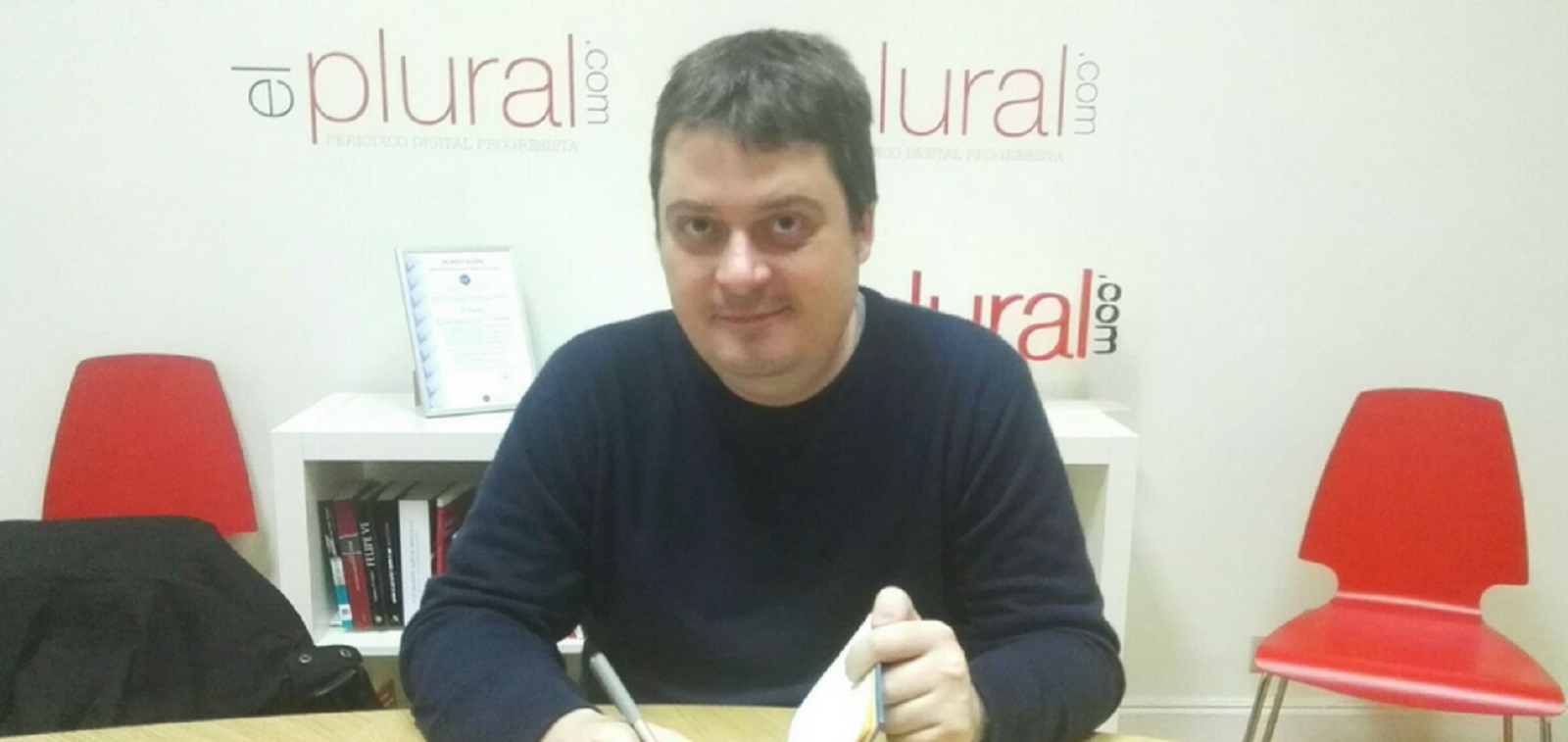 El escritor Manuel Bartual en las oficinas de 'El Plural'